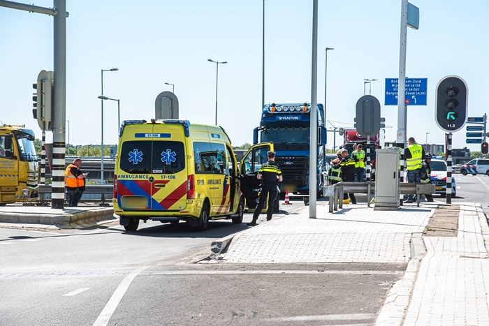 Bestelbus kantelt na botsing met personenauto