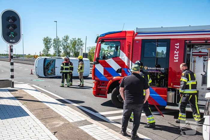 Bestelbus kantelt na botsing met personenauto