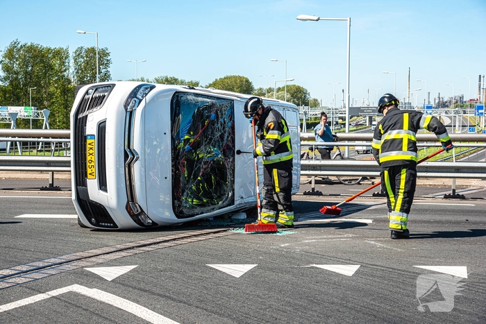 Bestelbus kantelt na botsing met personenauto