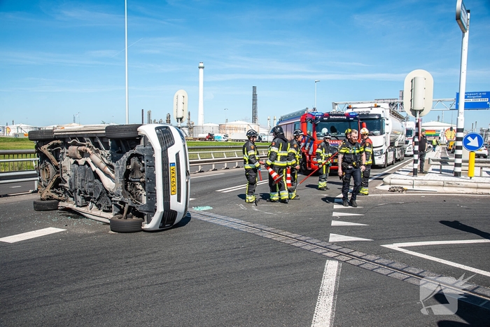 Bestelbus kantelt na botsing met personenauto