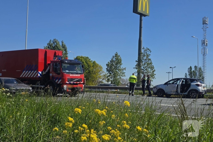 Aanrijding tussen auto en vrachtwagen zonder gewonden