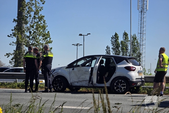 Aanrijding tussen auto en vrachtwagen zonder gewonden