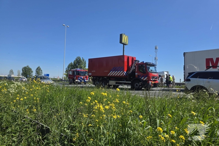 Aanrijding tussen auto en vrachtwagen zonder gewonden