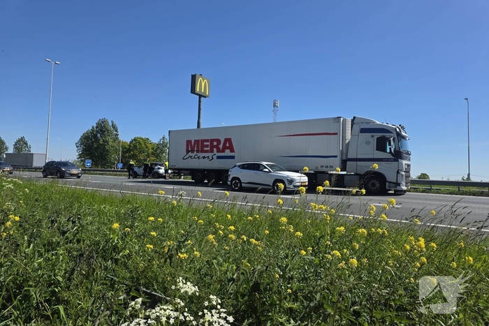 Aanrijding tussen auto en vrachtwagen zonder gewonden