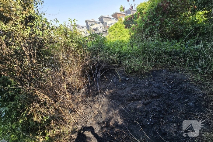 Herhaalde brand in berm en struikgewas