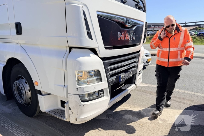 Vrachtwagen botst op auto en veroorzaakt gewonde