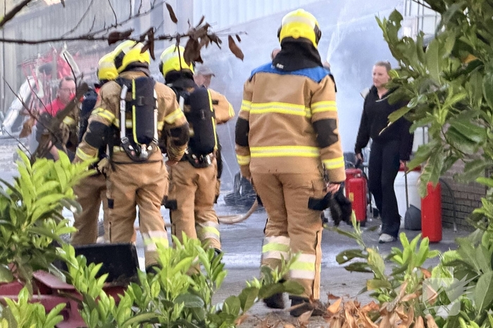 Brand in afvalcontainer bij loonbedrijf geblust