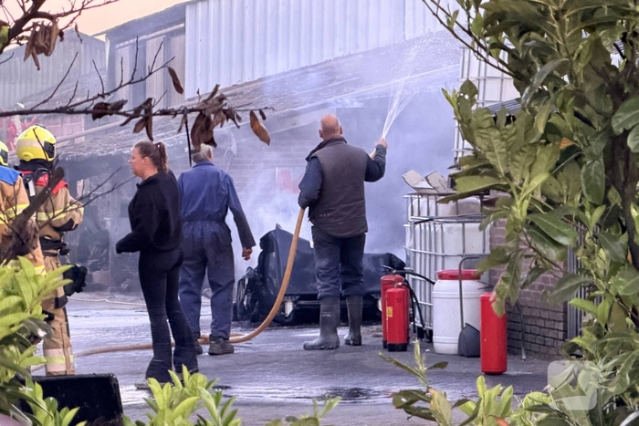 Brand in afvalcontainer bij loonbedrijf geblust