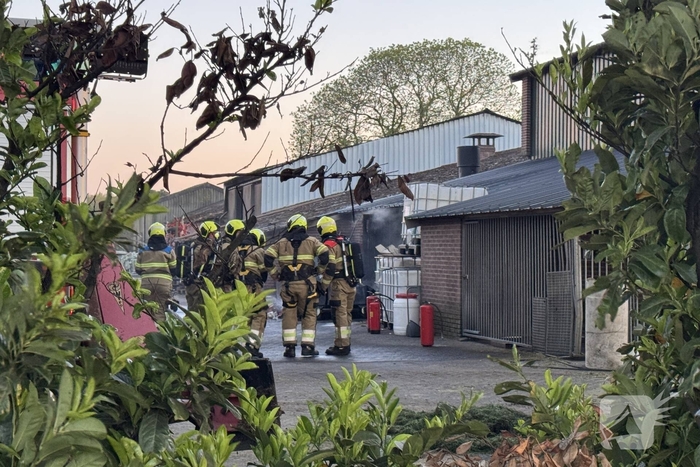 Brand in afvalcontainer bij loonbedrijf geblust