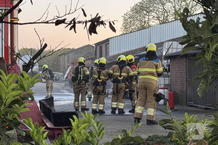 Brand in afvalcontainer bij loonbedrijf geblust
