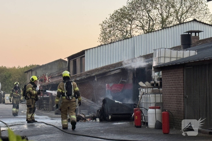 Brand in afvalcontainer bij loonbedrijf geblust