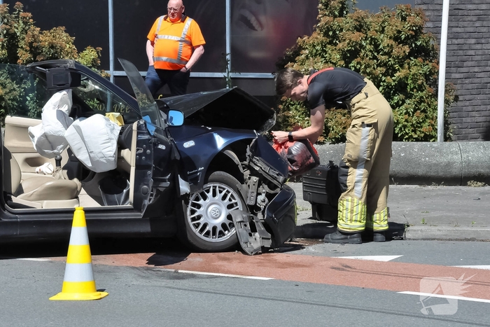 Eén gewonde naar ziekenhuis na botsing tussen twee voertuigen