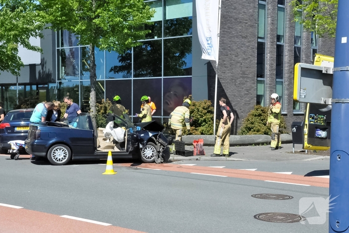 Eén gewonde naar ziekenhuis na botsing tussen twee voertuigen
