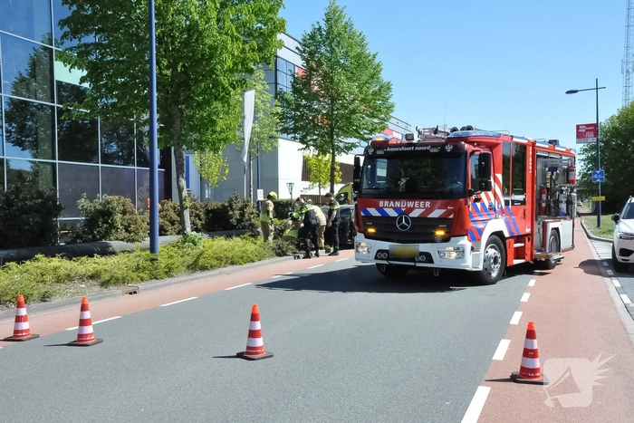 Eén gewonde naar ziekenhuis na botsing tussen twee voertuigen
