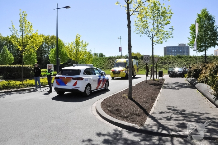 Eén gewonde naar ziekenhuis na botsing tussen twee voertuigen