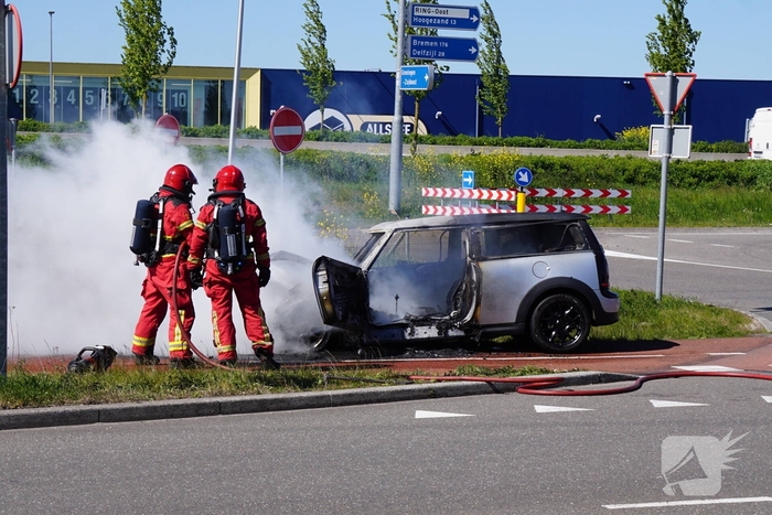 Voertuig volledig uitgebrand na autobrand