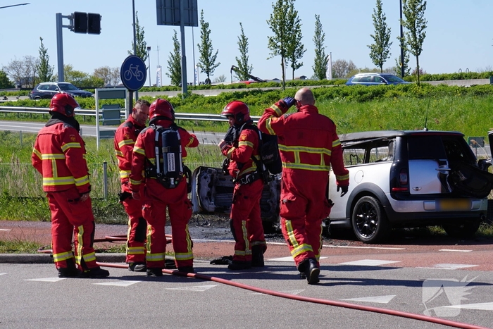 Voertuig volledig uitgebrand na autobrand