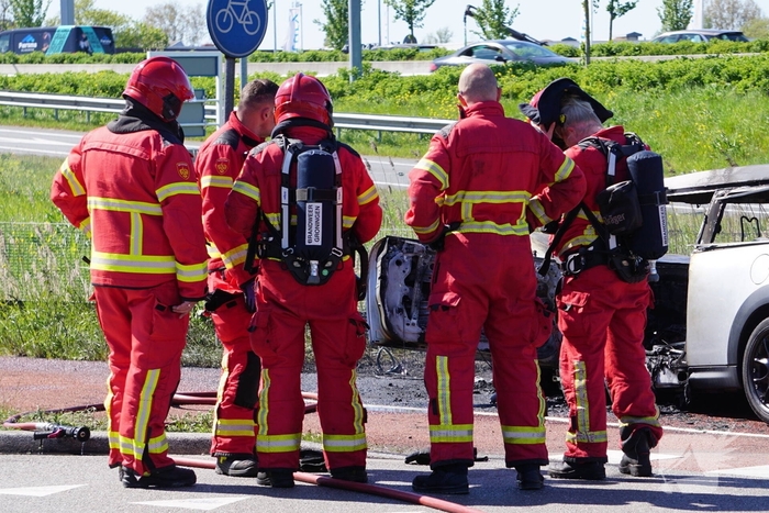 Voertuig volledig uitgebrand na autobrand