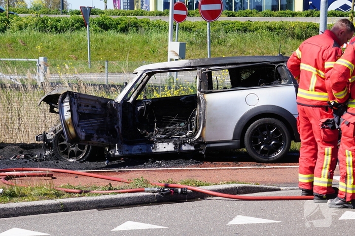 Voertuig volledig uitgebrand na autobrand