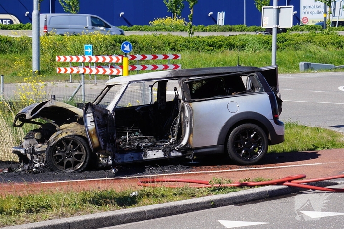 Voertuig volledig uitgebrand na autobrand