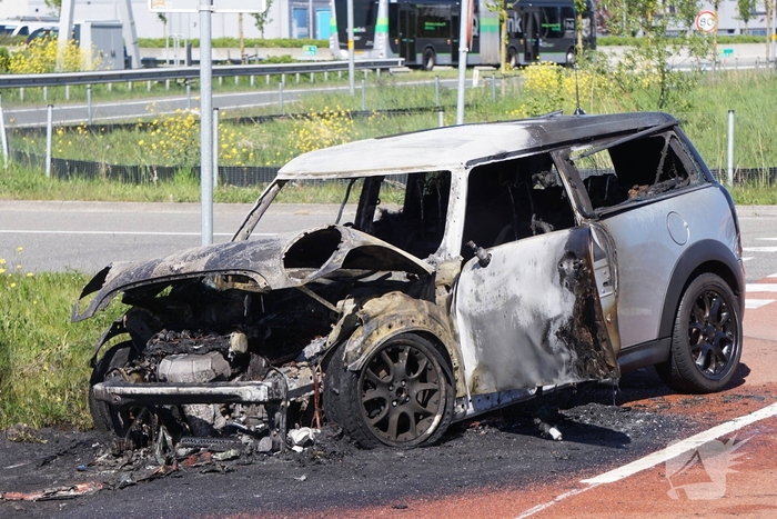 Voertuig volledig uitgebrand na autobrand