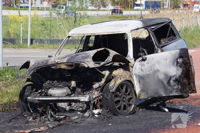 Voertuig volledig uitgebrand na autobrand