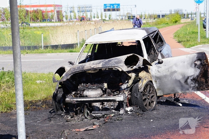 Voertuig volledig uitgebrand na autobrand