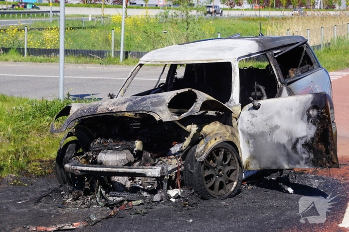 Voertuig volledig uitgebrand na autobrand