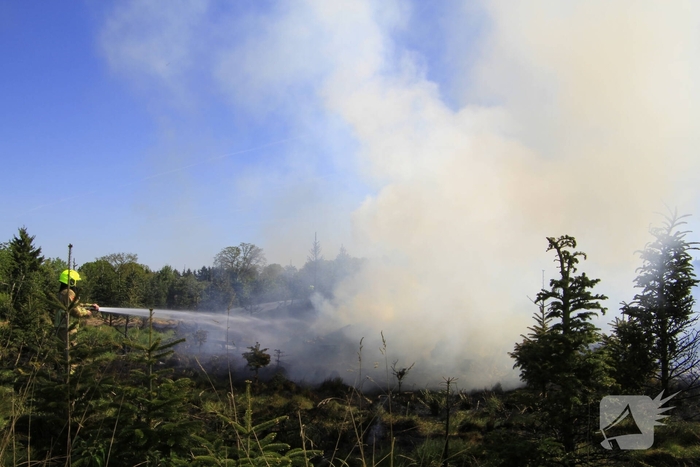 Houtafval in brand door onbekende oorzaak