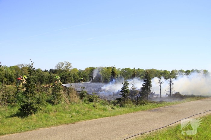 Houtafval in brand door onbekende oorzaak