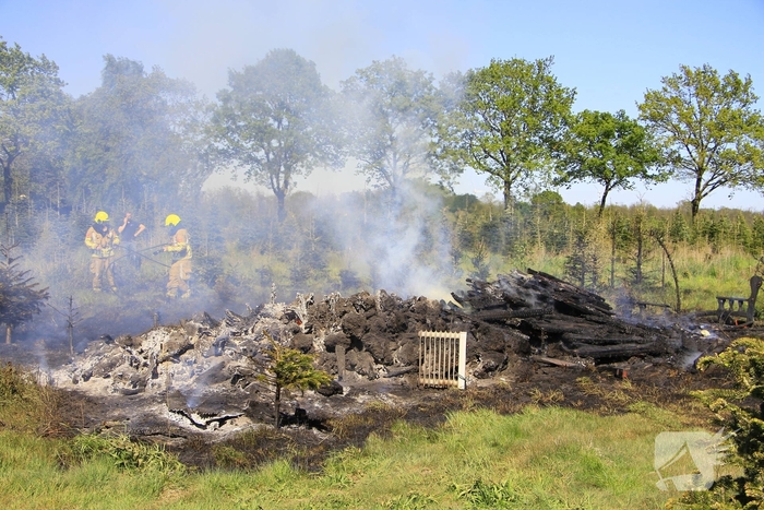 Houtafval in brand door onbekende oorzaak