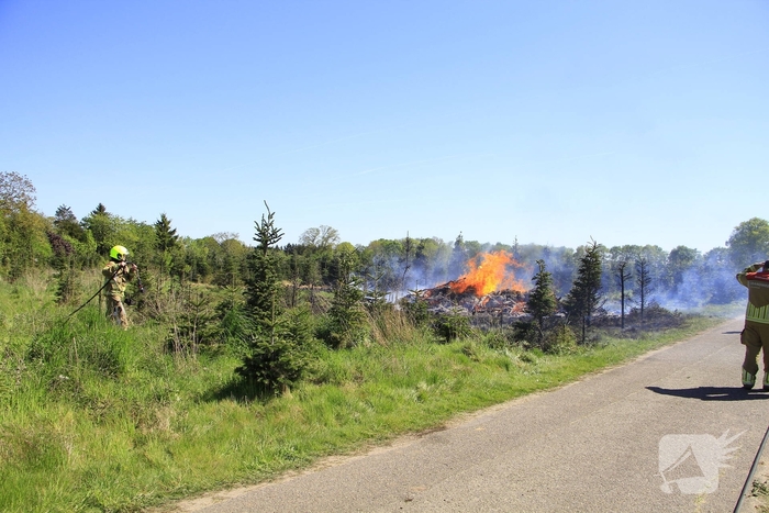 Houtafval in brand door onbekende oorzaak