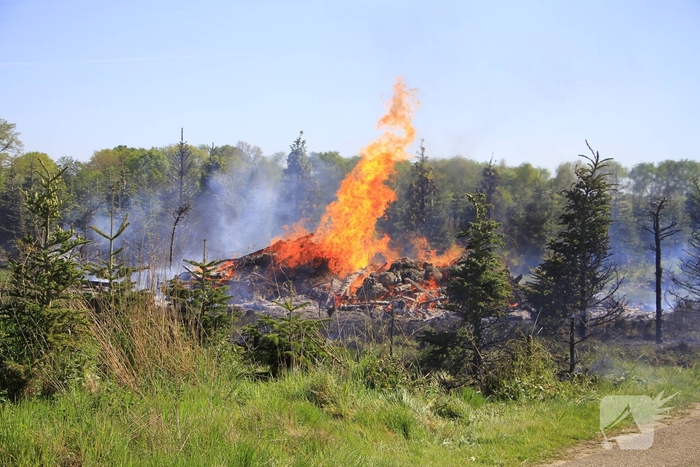 Houtafval in brand door onbekende oorzaak