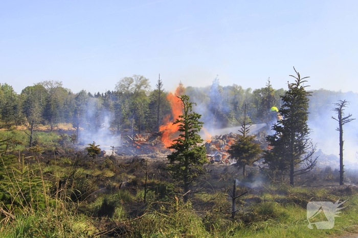 Houtafval in brand door onbekende oorzaak