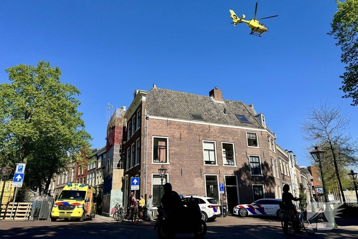 Traumateam ingezet nadat fietser tegen bouwhek botst