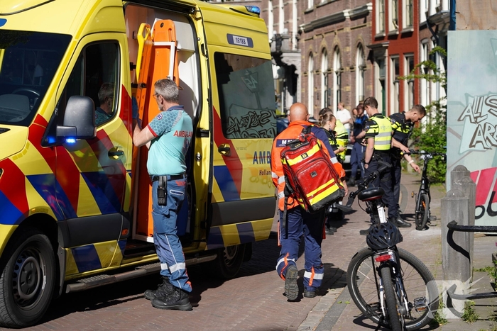 Traumateam ingezet nadat fietser tegen bouwhek botst