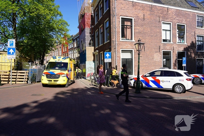 Traumateam ingezet nadat fietser tegen bouwhek botst