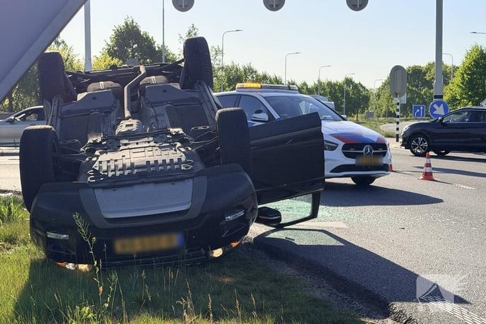 Auto belandt op dak na aanrijding