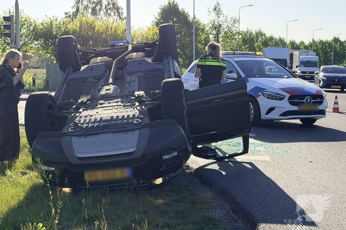 Auto belandt op dak na aanrijding
