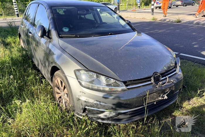 Auto belandt op dak na aanrijding