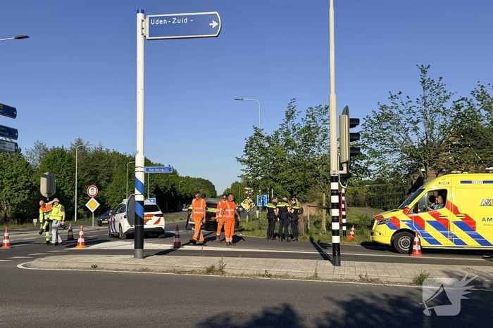 Auto belandt op dak na aanrijding