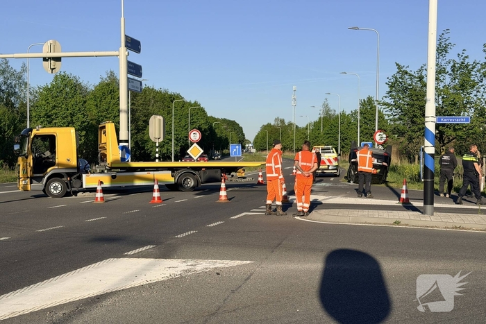 Auto belandt op dak na aanrijding
