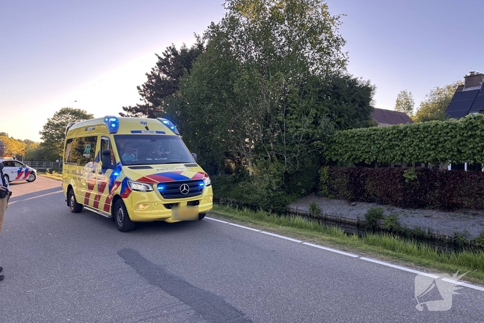 Auto belandt op de kop in het water, omstanders verrichten redding