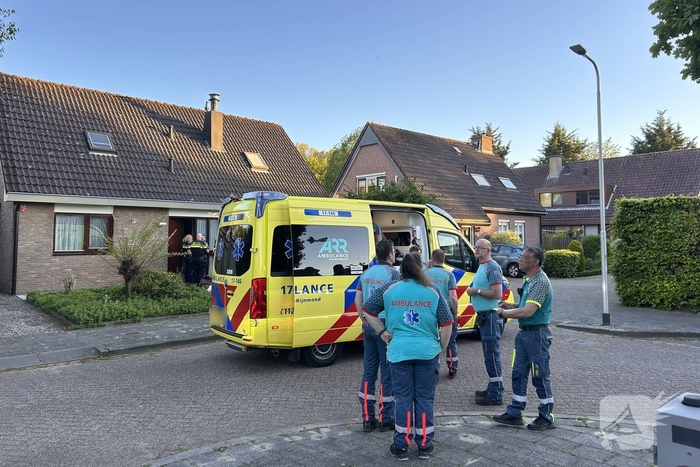 Auto belandt op de kop in het water, omstanders verrichten redding