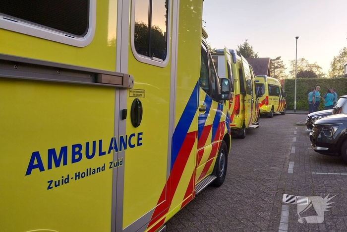 Auto belandt op de kop in het water, omstanders verrichten redding