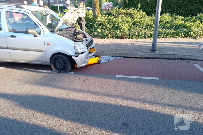 Automobilist ramt verkeerspaal uit grond door laagstaande zon