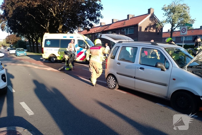 Automobilist ramt verkeerspaal uit grond door laagstaande zon