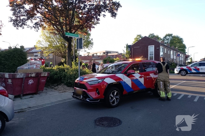 Automobilist ramt verkeerspaal uit grond door laagstaande zon