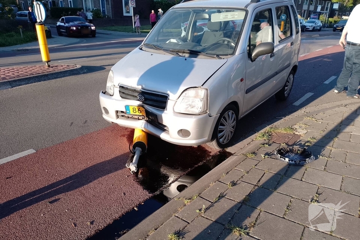 Automobilist ramt verkeerspaal uit grond door laagstaande zon