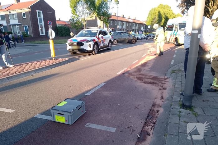 Automobilist ramt verkeerspaal uit grond door laagstaande zon